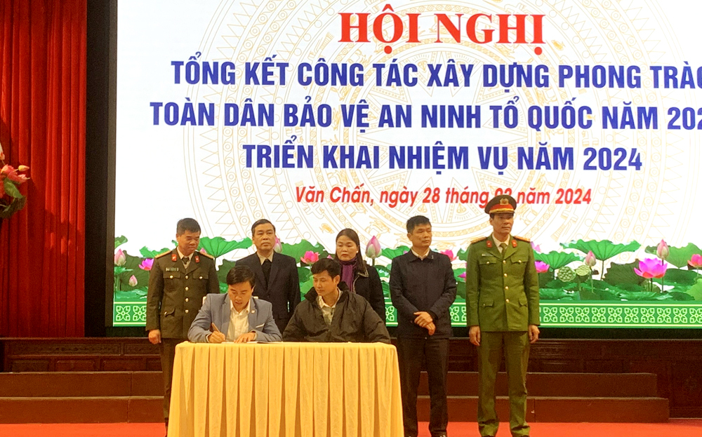 Huyện Văn Chấn phát động thi đua, ký kết giao ước giữa các cơ quan, đơn vị trong phong trào Toàn dân BVANTQ năm 2024